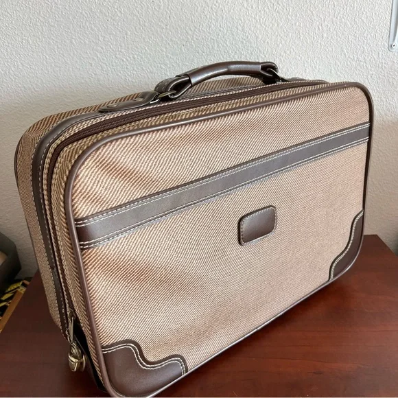 Vintage Luggage/Suitcase 🧳 - Picture 8 of 15